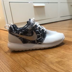 Nike roshe size 7 1/2